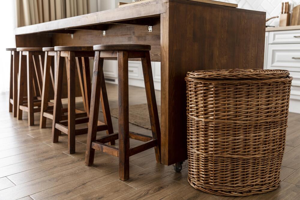 Mesa de madera maciza con taburetes, ideal para destacar la resistencia y belleza natural del material en espacios modernos o rústicos.